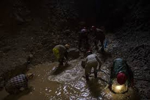 Họ bất chấp mọi mối hiểm nguy từ nguy cơ sạt lở đất để mong săn được những viên đá quý hiếm, đắt đỏ. Ảnh: Mizzima.