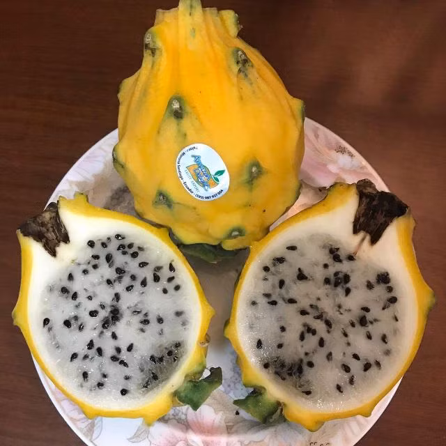 Ruột thanh long màu trắng, dày đặc, chứa nhiều hạt nhỏ màu đen. Ảnh: Lozi.