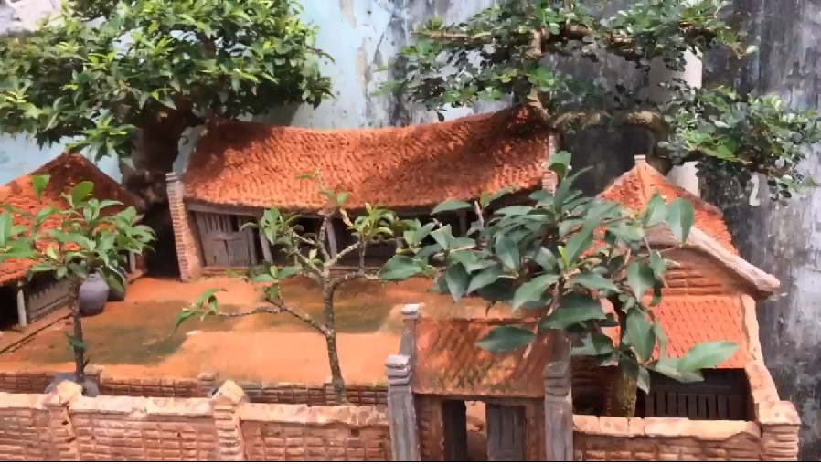 Tiểu cảnh làng quê thu nhỏ không còn mới lạ song điều đặc biệt của tác phẩm này là ngôi nhà được lợp từ hơn 5.000 viên ngói chất liệu đá ong.