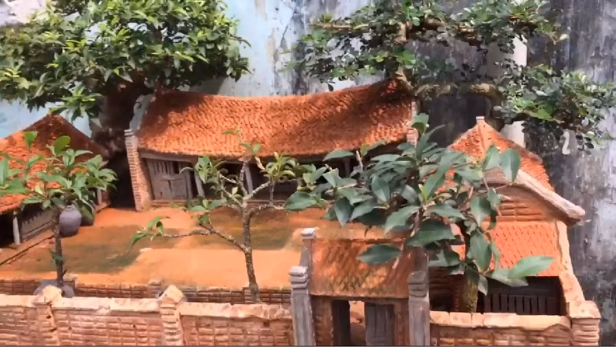 Tiểu cảnh làng quê thu nhỏ không còn mới lạ song điều đặc biệt của tác phẩm này là ngôi nhà được lợp từ hơn 5.000 viên ngói chất liệu đá ong.