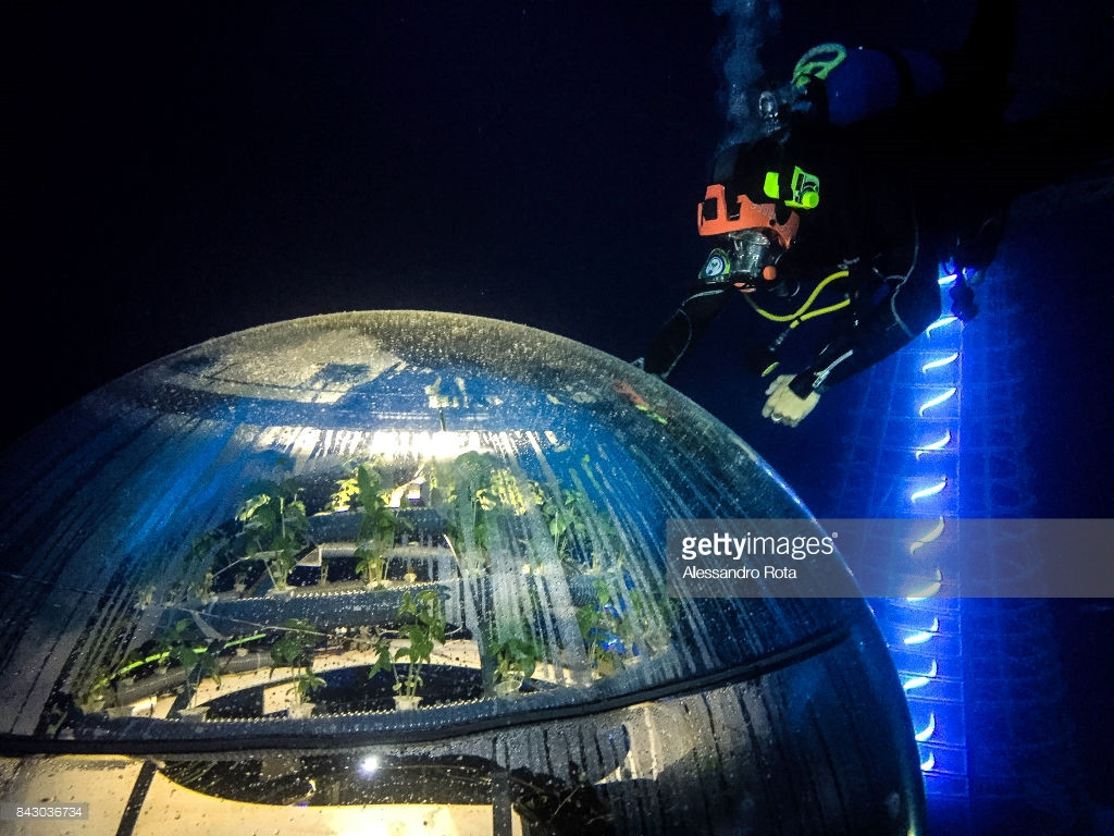 Bên trong mỗi quả cầu được trang bị quạt thông gió giúp không khí lưu thông, chống ngưng tụ hơi nước và chống ngập nước. Ảnh: Getty Images.