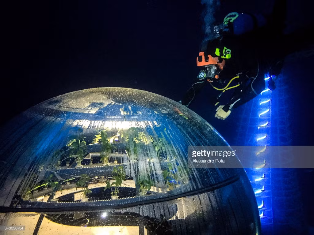 Bên trong mỗi quả cầu được trang bị quạt thông gió giúp không khí lưu thông, chống ngưng tụ hơi nước và chống ngập nước. Ảnh: Getty Images.