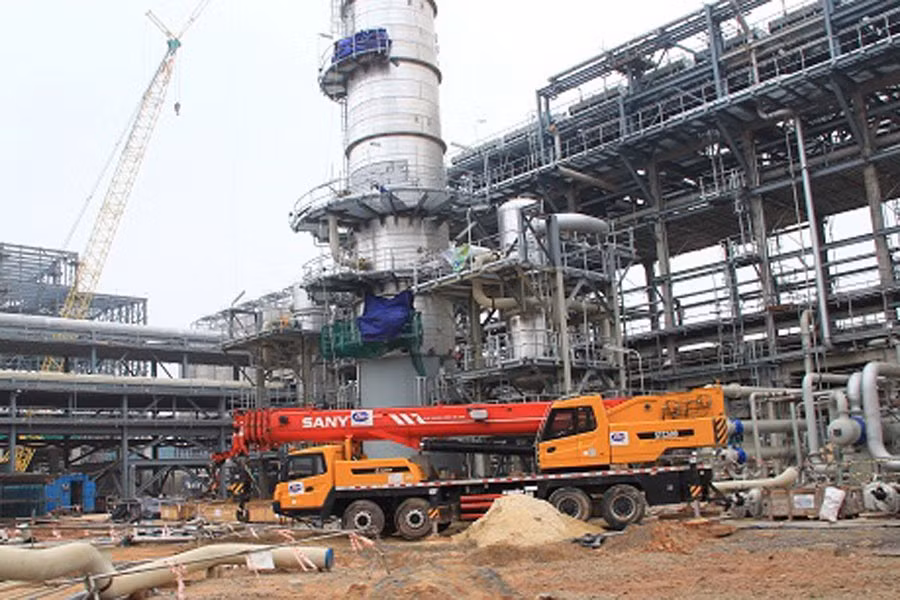 Công suất giai đoạn I của Lọc hóa dầu Nghi Sơn là 200.000 thùng dầu thô/ngày, tương đương 10 triệu tấn dầu thô/năm, gần gấp đôi công suất Nhà máy Lọc dầu Dung Quất. Ảnh: Lao động.