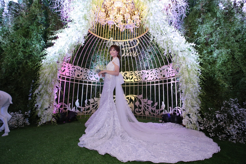 Trong lễ cưới, Trấn Thành đã dành tặng cho vợ hai bộ váy cưới lộng lẫy có giá 10.000 USD (khoảng 225 triệu đồng). Ảnh: DSPL.