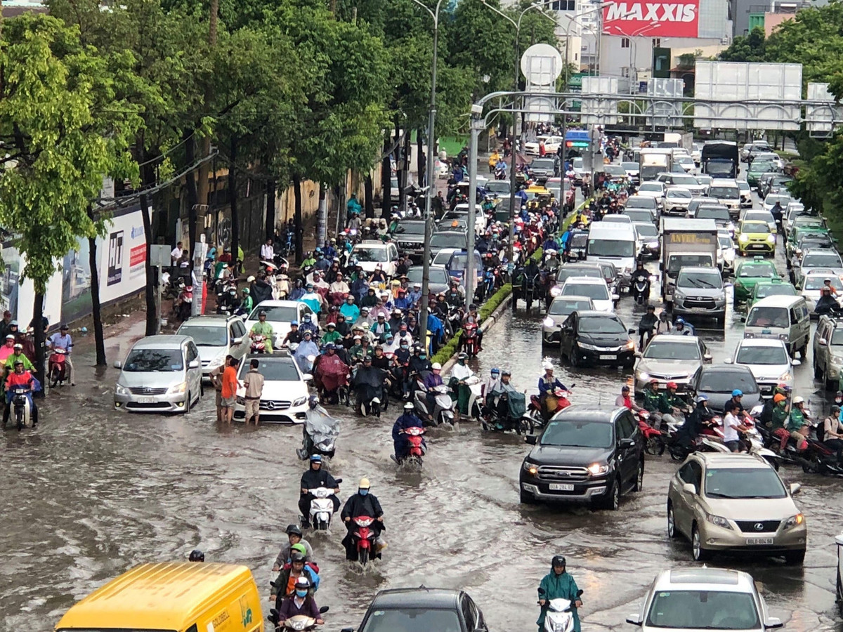 Tại “rốn ngập” đường Nguyễn Hữu Cảnh (quận Bình Thạnh) tái diễn cảnh ngập nước, trong đó đoạn gần chân cầu vượt Nguyễn Hữu Cảnh bị ngập sâu nhất. Rất nhiều phương tiện lưu thông qua đây bị chết máy phải dẫn bộ.