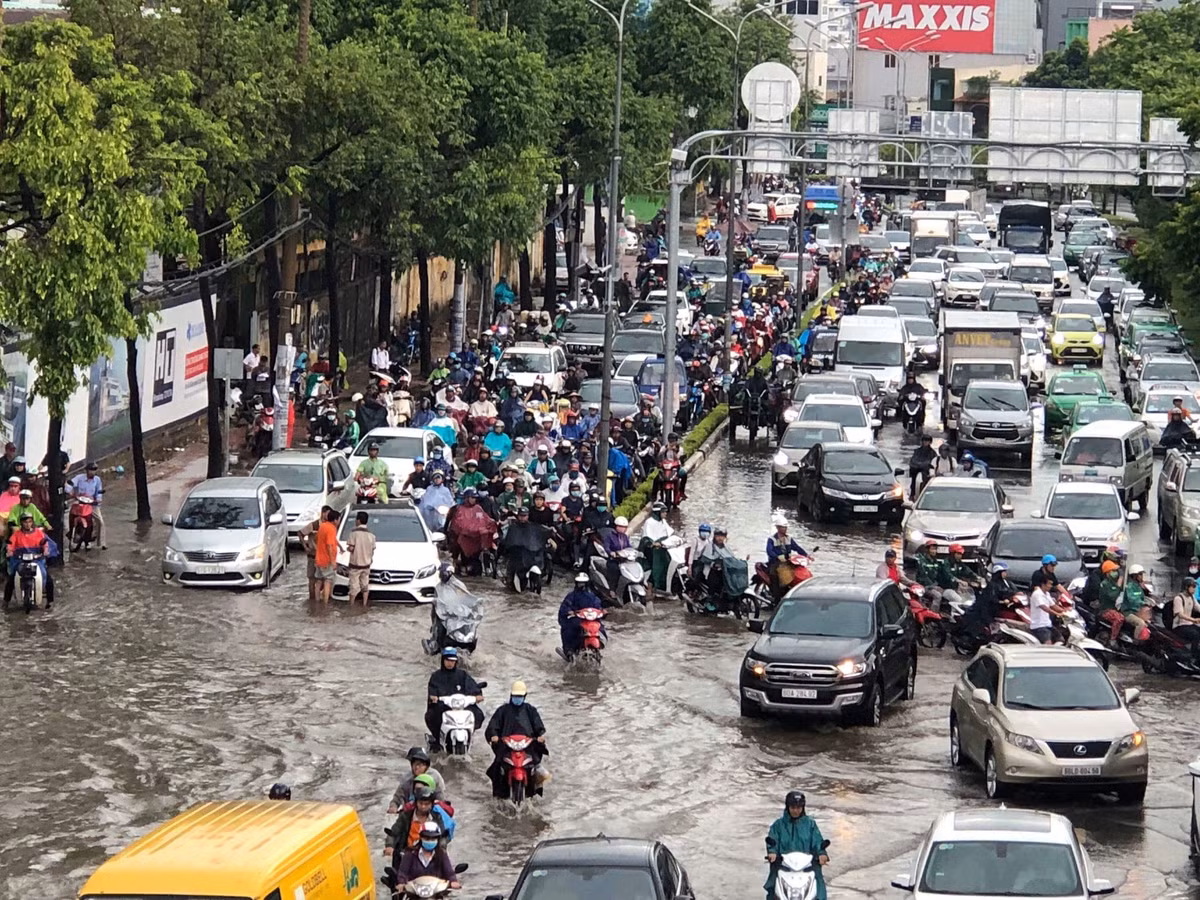 Tại “rốn ngập” đường Nguyễn Hữu Cảnh (quận Bình Thạnh) tái diễn cảnh ngập nước, trong đó đoạn gần chân cầu vượt Nguyễn Hữu Cảnh bị ngập sâu nhất. Rất nhiều phương tiện lưu thông qua đây bị chết máy phải dẫn bộ.