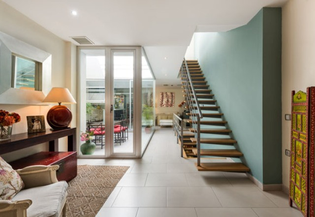 Nhờ giếng trời rộng lớn mà mọi không gian xung quanh đều nhận được ánh sáng và gió tối đa.