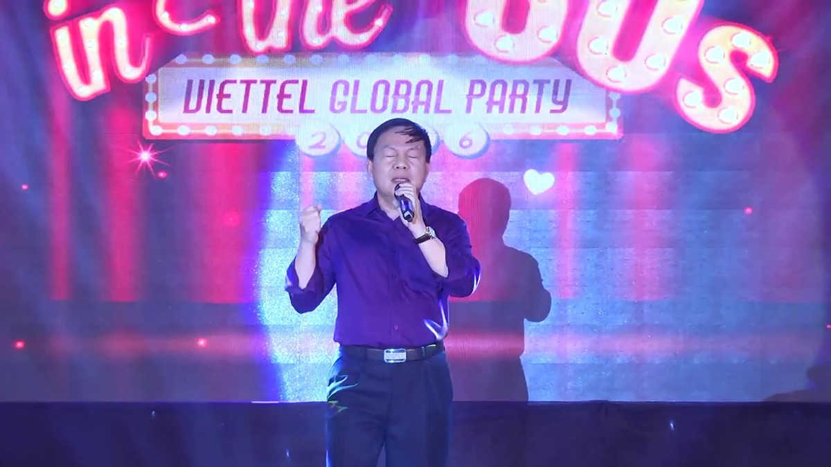 Không chỉ là một lãnh đạo tài năng, Thiếu tướng Lê Đăng Dũng còn để lại dấu ấn sâu đậm trong giới trẻ cả nước với hình ảnh trẻ trung khi thể hiện các bản "hit" gây "bão" mạng xã hội. Ảnh: Blog công nghệ.