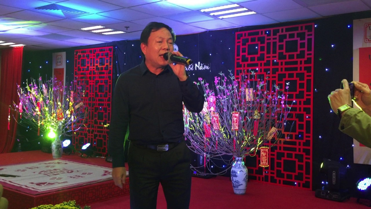 Vì sự trẻ trung, yêu ca hát mà Thiếu tướng Lê Đăng Dũng được cộng đồng mạng đặt cho cái tên yêu quý "Ông chú Viettel". Ảnh: Dân Việt.