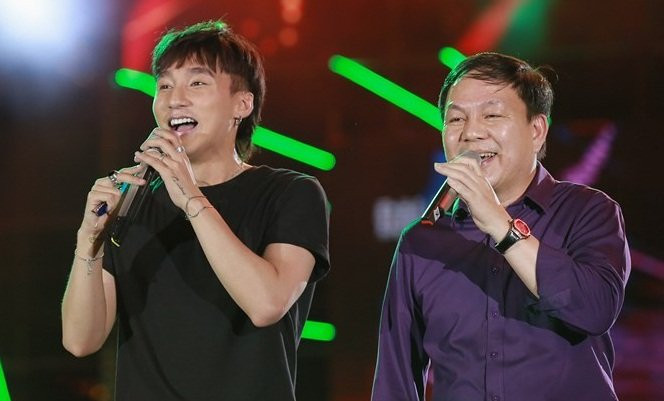 Xuất hiện tại Đại nhạc hội Viettel 2017 tối 16/7 tại phố đi bộ Nguyễn Huệ (TP HCM), ông Lê Đăng Dũng - Phó tổng giám đốc Tập đoàn Viễn thông Quân đội (Viettel), khiến nhiều người bất ngờ khi song ca cùng Sơn Tùng M-TP ca khúc "Em của ngày hôm qua". Ảnh: VTC News.