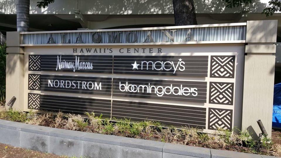 Các cửa hàng bách hóa trải rộng khắp trung tâm.