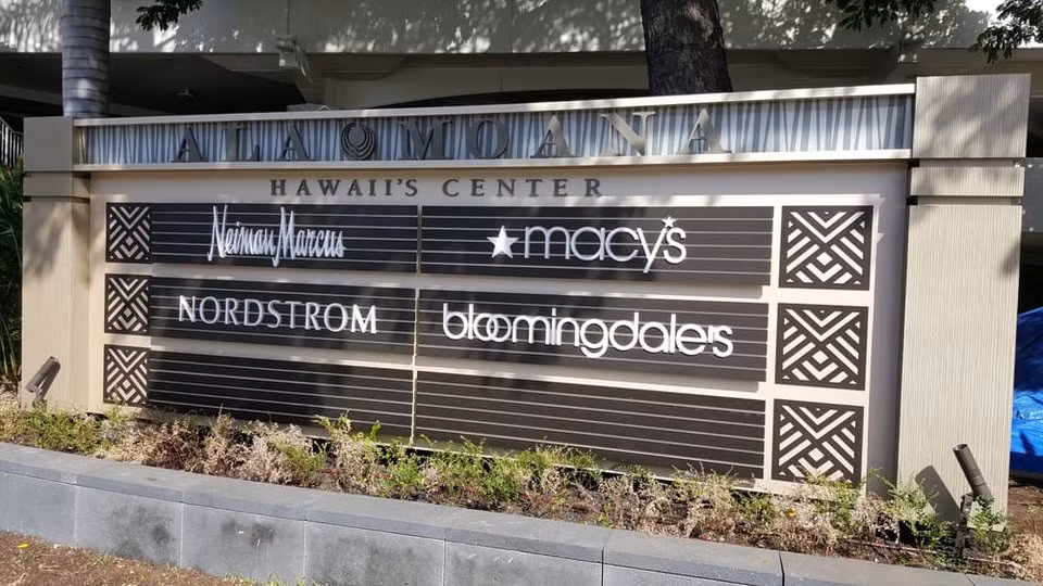 Các cửa hàng bách hóa trải rộng khắp trung tâm.