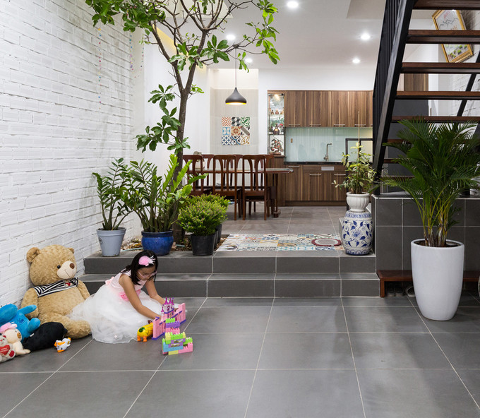 Tầng một được thiết kế làm phòng khách, bếp ăn và nhà vệ sinh.