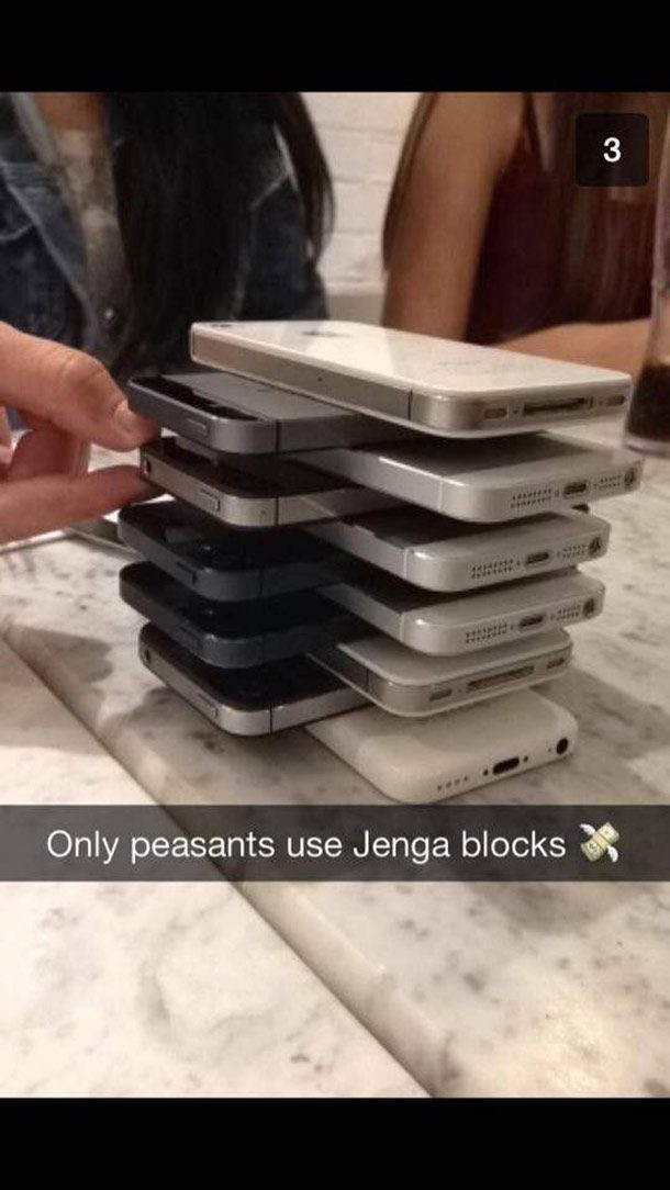 Khi không có bộ đồ chơi rút gỗ Jenga để dùng, các thanh niên "nhanh trí" sử dụng iPhone thay thế. Ảnh: Printest.