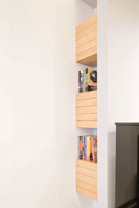 Các hốc tường được tận dụng làm góc lưu trữ đồ đạc.