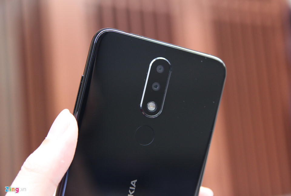 Máy có cụm camera kép với độ phân giải lần lượt 13 MP và 5 MP, hỗ trợ chụp ảnh xóa phông và AI camera.