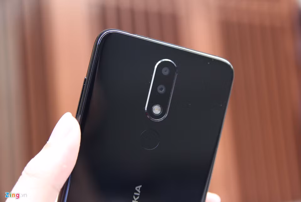 Máy có cụm camera kép với độ phân giải lần lượt 13 MP và 5 MP, hỗ trợ chụp ảnh xóa phông và AI camera.