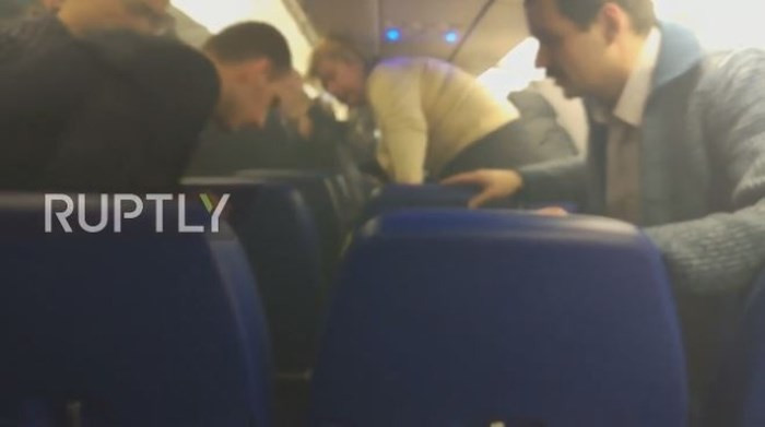 Ngọn lửa bùng lên và khói bốc mù mịt khắp khoang máy bay. Ảnh: Ruptly.