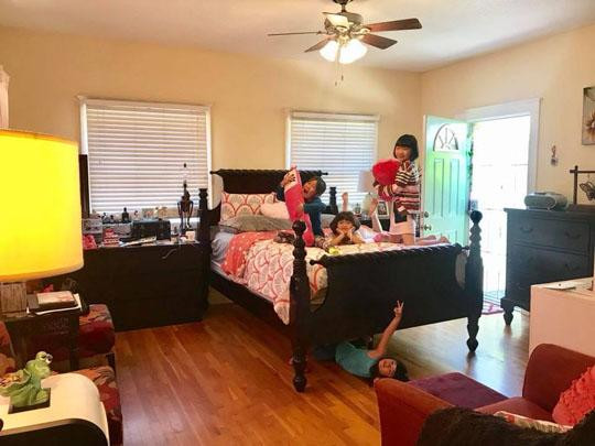 Phòng ngủ rộng rãi với nhiều cửa sổ. Ảnh: Khám phá.