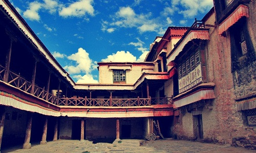 Nhắc đến Tây Tạng, người ta thường nghĩ tới cuộc sống hoang sơ, kém phát triển và có phần nghèo nàn.