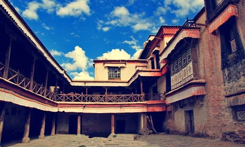 Nhắc đến Tây Tạng, người ta thường nghĩ tới cuộc sống hoang sơ, kém phát triển và có phần nghèo nàn.