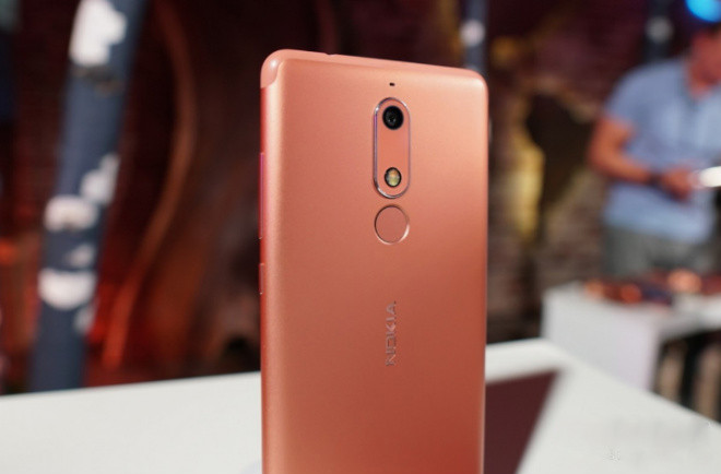 Phía sau có công nghệ cảm biến vân tay.