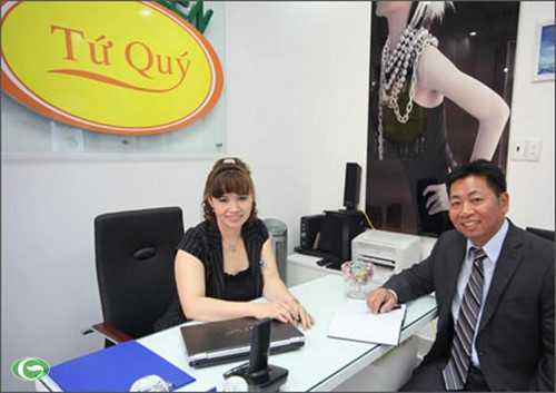 Nữ đại gia T. mất trăm tỉ vào tay "siêu lừa" Thủy Tiên (bên trái). Ảnh: Báo CA TPHCM.