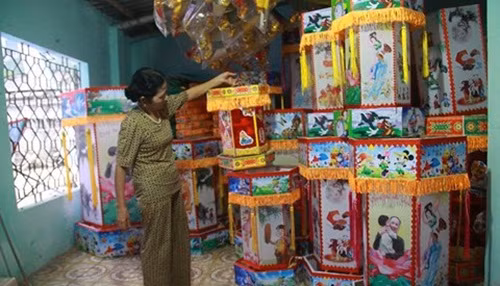 Ngày nay, người làm nghề ở Mật Sơn còn sáng tạo ra nhiều loại lồng đèn với hình thức đa dạng hơn như hình tròn, hình trụ, hình hoa sen...Ảnh: Infonet.