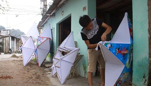 Trong làng có khoảng 2/3 dân số làm nghề truyền thống. Người chẻ nan, buộc khung đèn, dán giấy bóng kính, trang trí, bốc hàng...tạo nên không khí hối hả. Ảnh: Infonet.