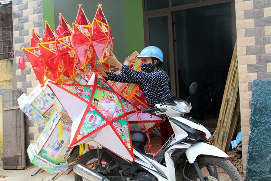 Hàng năm, cứ vào dịp cuối tháng 6 đầu tháng 7 âm lịch là làng nghề làm đèn Trung thu Mật Sơn, phường Đông vệ, TP Thanh Hóa lại nhộn nhịp. Ảnh: TTXVN.