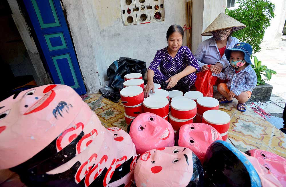 Bên cạnh làm trống truyền thống, làng Hảo còn sản xuất mặt nạ, đầu sư tử bằng giấy bồi. Ảnh: Baochinhphu.
