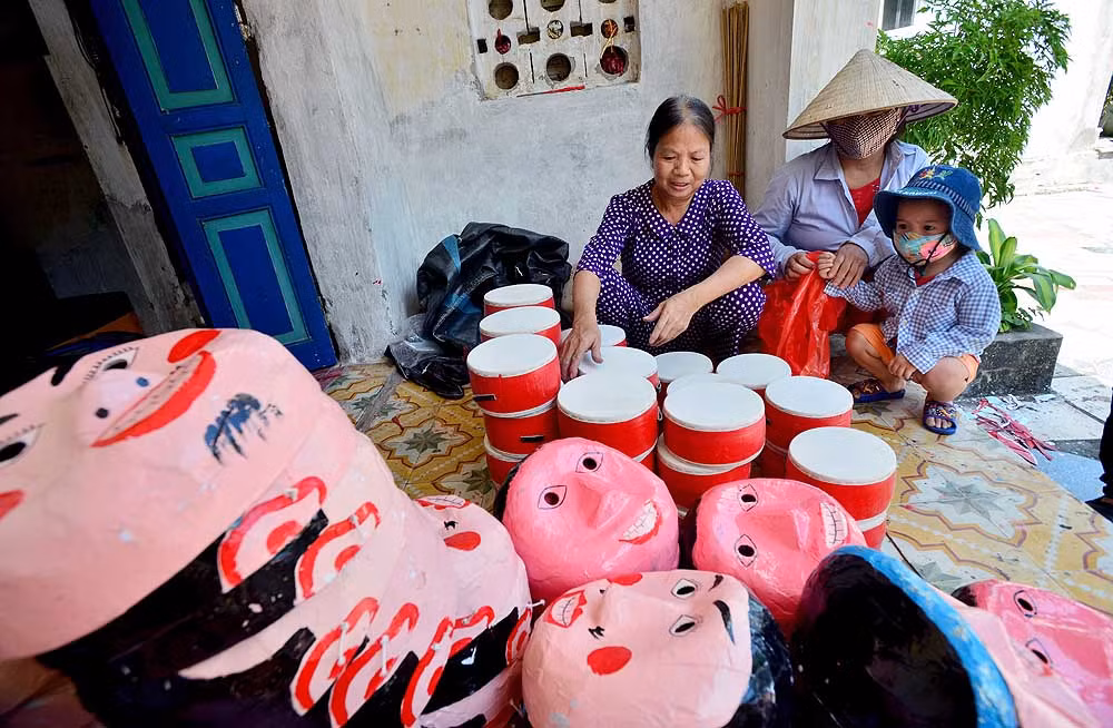 Bên cạnh làm trống truyền thống, làng Hảo còn sản xuất mặt nạ, đầu sư tử bằng giấy bồi. Ảnh: Baochinhphu.