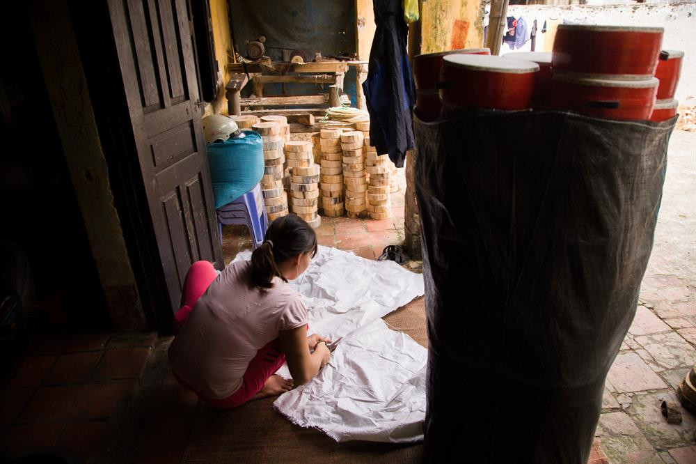 Làng Hảo (Liêu Xá, Yên Mỹ, Hưng Yên) cũng là một trong số rất ít các làng còn giữ được nghề làm trống truyền thống vào mỗi dịp trung thu. Ảnh: Lao động.