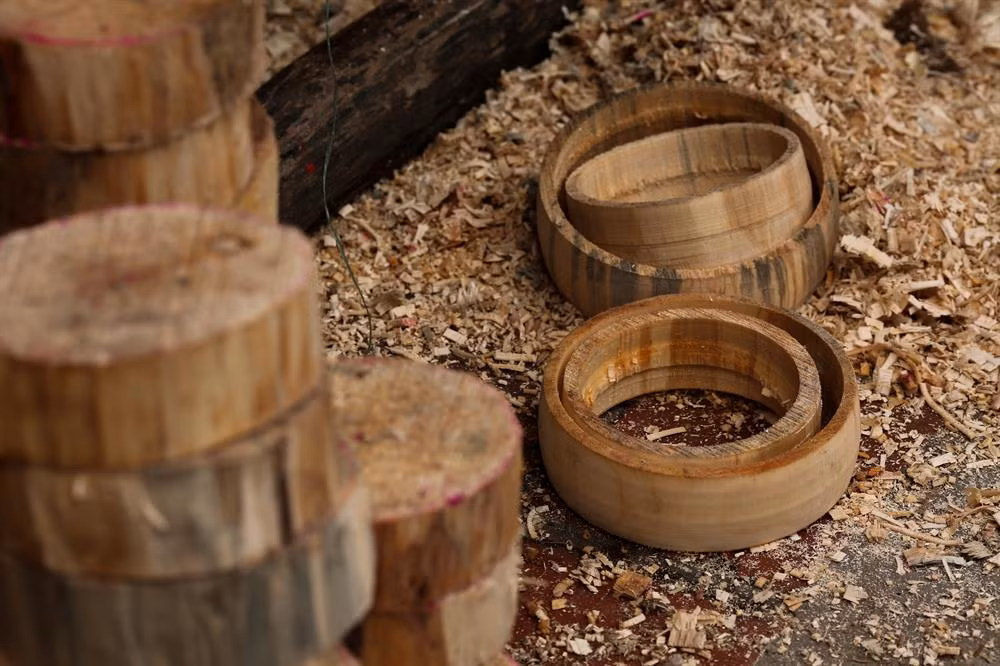 Trước kia, trống thường được làm từ gỗ mít nhưng nay sử dụng chủ yếu là gỗ trám, bồ đề hoặc mỡ. Ảnh: Lao động.