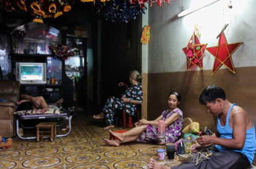 Mặc dù số hộ gia đình làm lồng đèn giấy kiếng truyền thống trong làng không còn nhiều như trước, nhưng đâu đó người ta vẫn thấy không khí tươi vui hơn khi trung thu sắp về. Ảnh: Giaoducthoidai.