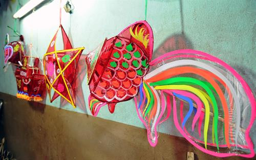 Để đáp ứng nhu cầu của thị trường, các sản phẩm lồn đèn ngày nay đa dạng hơn về mẫu mã, được trang trí bắt mắt. Ảnh: Dantocmiennui.