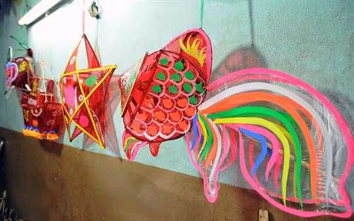 Để đáp ứng nhu cầu của thị trường, các sản phẩm lồn đèn ngày nay đa dạng hơn về mẫu mã, được trang trí bắt mắt. Ảnh: Dantocmiennui.