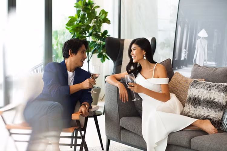 Chồng Trang Lạ là một Việt kiều Pháp. Anh tốt nghiệp một trường đại học Y danh tiếng tại Paris. Hiện đang là tiến sĩ về chuyên gia dinh dưỡng và béo phì với những nghiên cứu được Tổ chức Y tế thế giới công nhận.