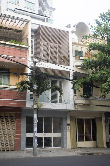 Căn nhà cũ có nhiều điểm bất hợp lý như cầu thang chữ U lỗi thời khiến tầng 1 bị thu hẹp. Hai giếng trời phía sau cầu thang khiến ánh sáng không đến được nhiều nơi trong nhà.