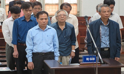 9 bị cáo liên quan vụ án. Ảnh: H.L.