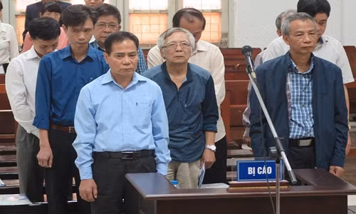 9 bị cáo liên quan vụ án. Ảnh: H.L.