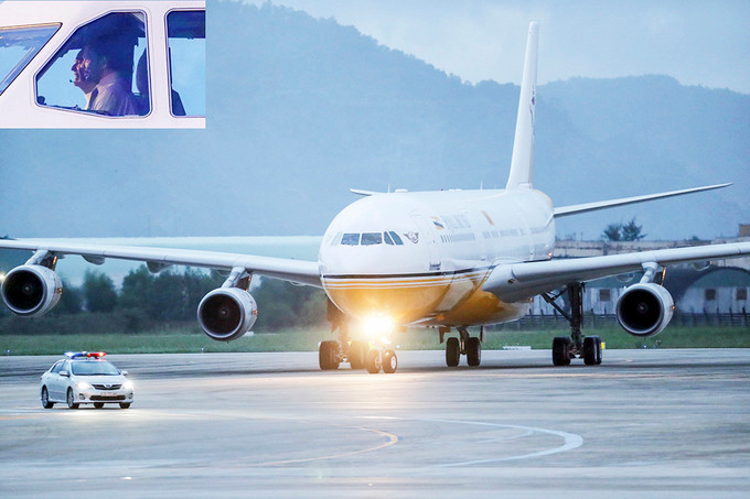 Thay vì sắm chiếc máy bay cá nhân nhỏ gọn, đức vua Sultan Hassanal Bolkiah của Brunei tậu hẳn một chiếc một chiếc phản lực cỡ lớn- Airbus 747 với 400 chỗ ngồi. Ảnh: Người đưa tin.