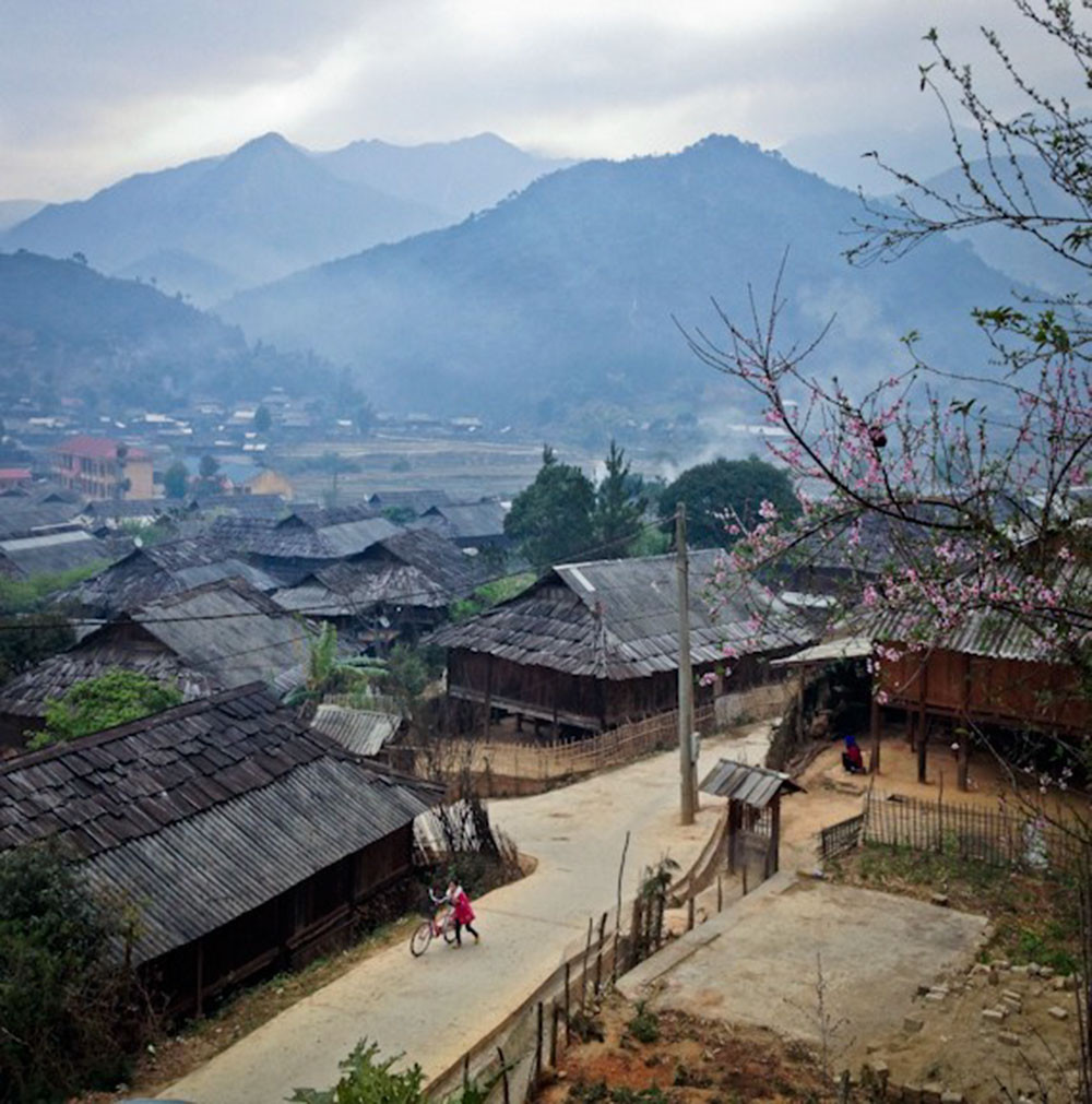 Dân nghèo nên khi làm nhà phải tập trung cả bản. Ảnh: Phanhoailam.