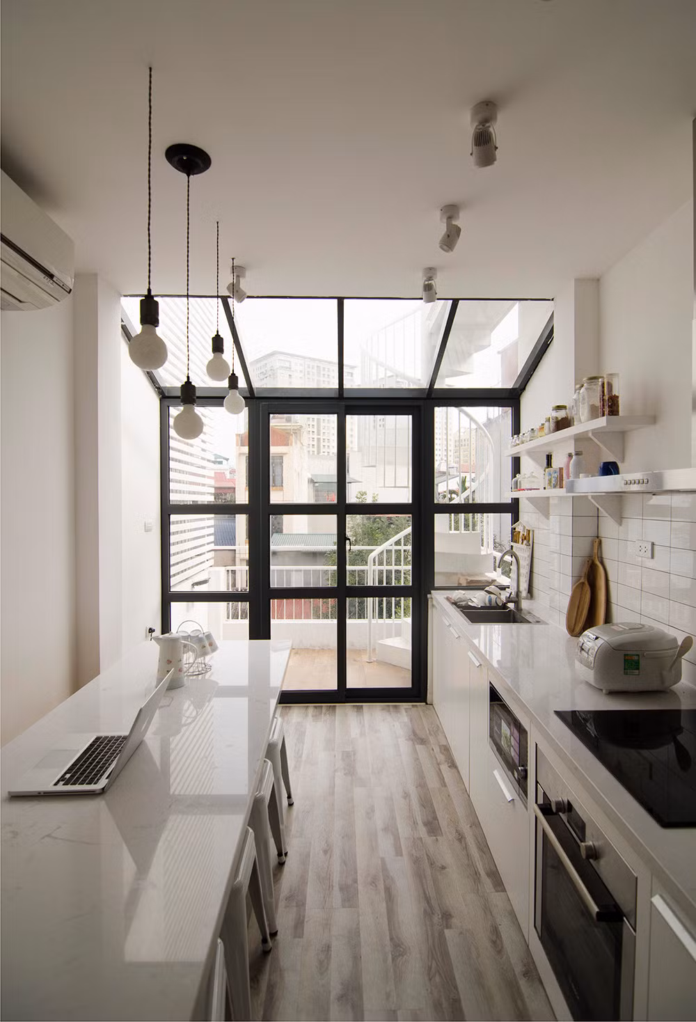 Khu bếp thoáng, sáng đến khó tin.