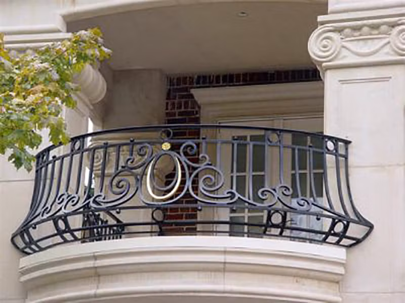 Lan can hình vòm cong mềm mại.