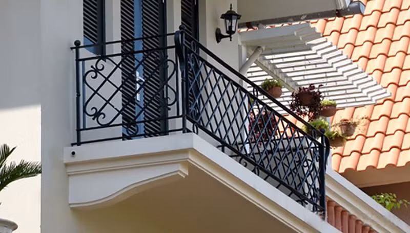 Mẫu ban công cổ điển đẹp đơn giản.