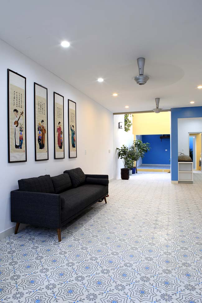 Phòng khách đơn giản, rộng rãi cho trẻ con chơi đùa.