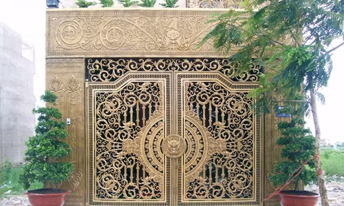  Cổng đúc nhôm giả cổ thể hiện sự sang trọng và nâng cao giá trị ngôi nhà. Ảnh: Cuaong.