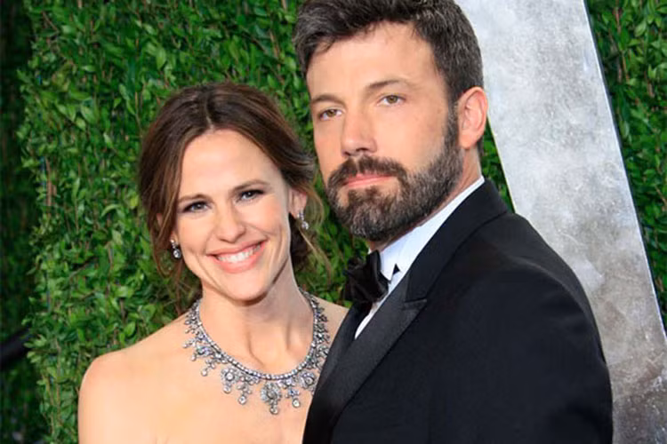 Tài tử Ben Affleck mua biệt thự sang trọng 437 tỷ để tiện sang thăm con sau khi hai anh và Jennifer Garner ly hôn.