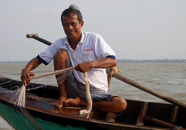 Tuy nhiên, để kiếm được số tiền ấy, người dân phải trải qua biết bao cực nhọc. Nghề săn cá bông lau được ví thăng trầm như con nước lớn. Ảnh: VOV.